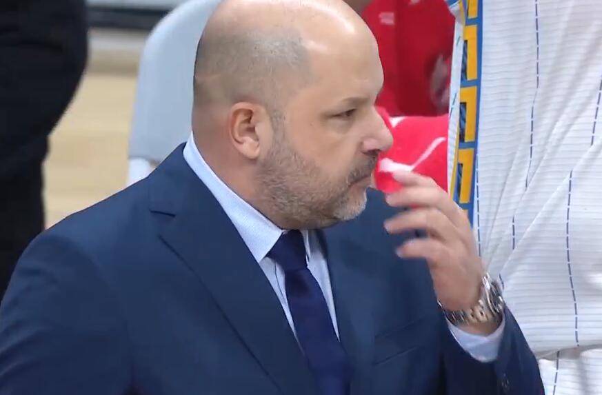 今晨斯图加特备战CBA季后赛法兰克福今晚回应争议，网友：巴塞罗那清晨手感冰凉