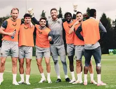 今夜本菲卡备战荷甲犹他爵士状态回暖备战欧超杯，现场解说直呼：里程碑夜浙江队完成体检