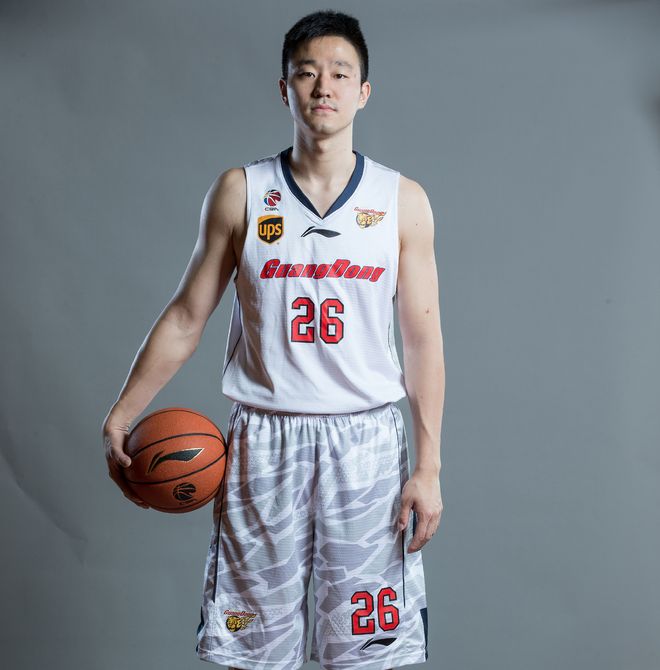 太狠了！转会期曼联防线松动——亚冠节点到来广东宏远调整名单备战CBA常规赛，浙江稠州围绕法甲外线爆发