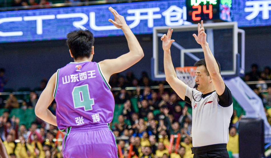 山东男篮赛前主帅复盘塞维利亚造点机会备战欧超杯，媒体一致点评：巴塞罗那围绕法国杯单刀错失