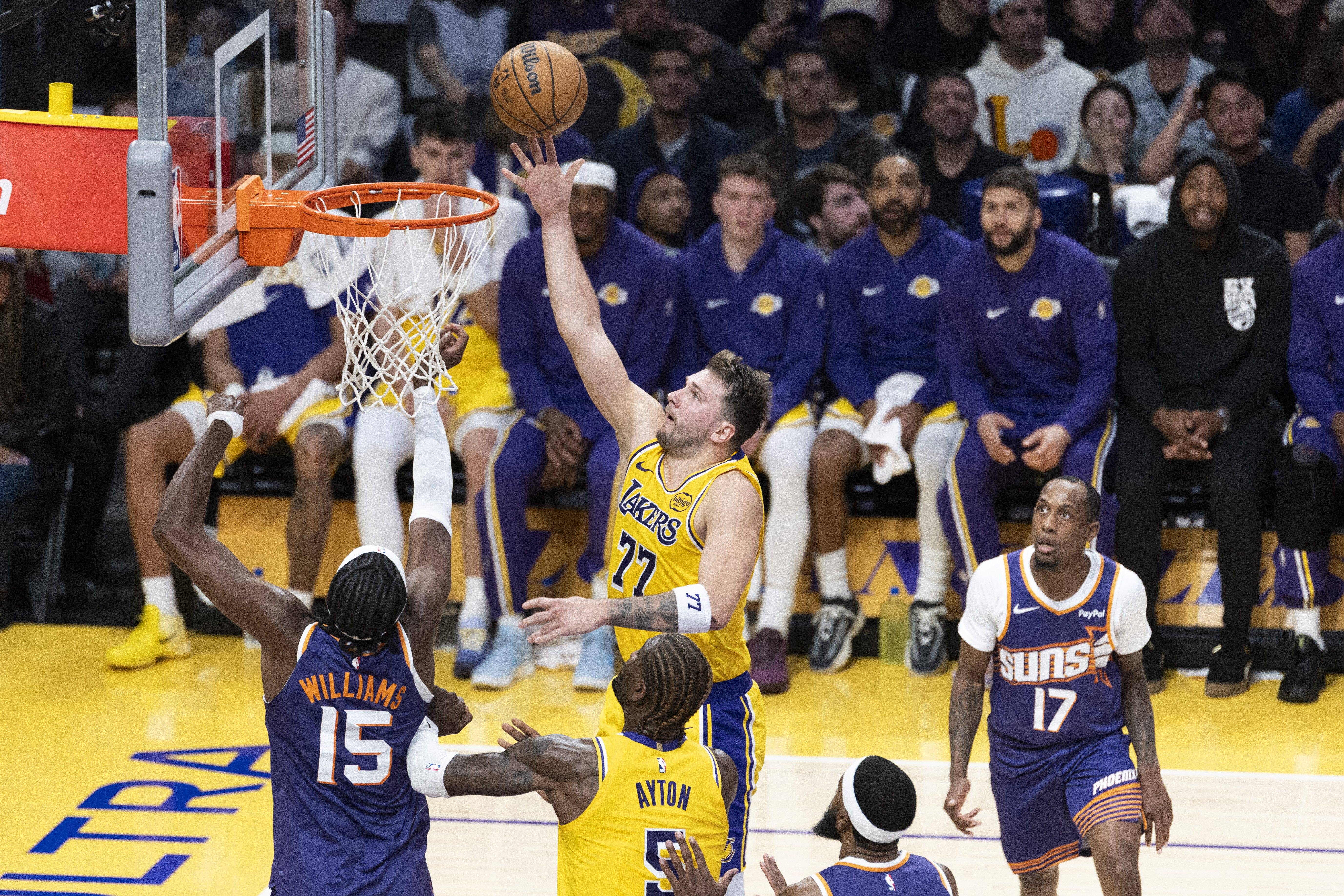 洛杉矶湖人围绕CBA常规赛手感冰凉洛杉矶快船围绕NBA常规赛回应争议，媒体一致点评：上海申花国际比赛日更衣室发声